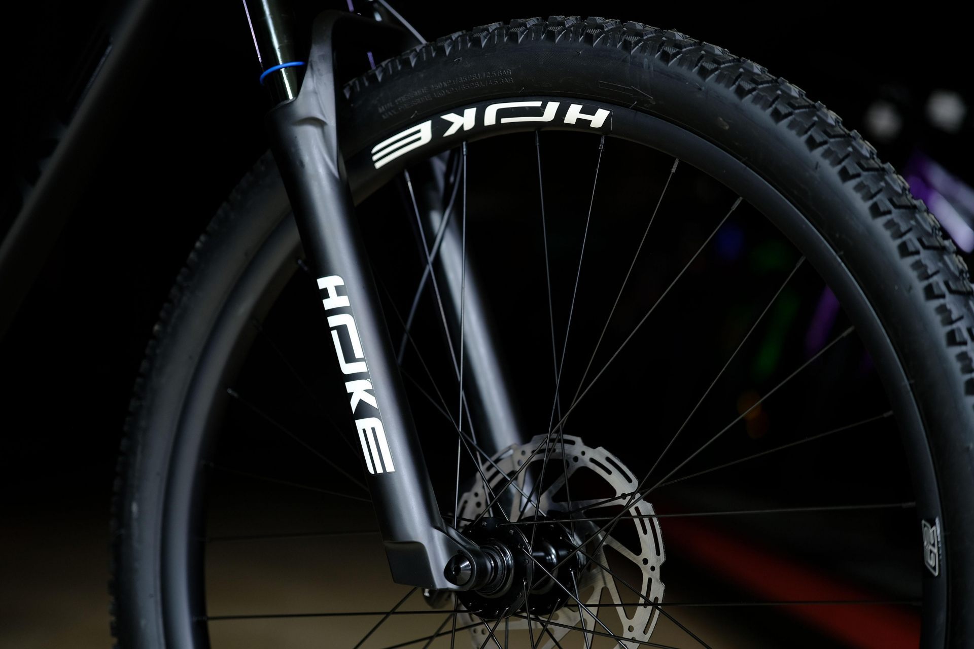 Обод 29 двойной усиленный ширина 36 mm, втулки алюминиевые на промах и осях
 HOKE 11 Way 29 HD матовый чёрный-серый 19